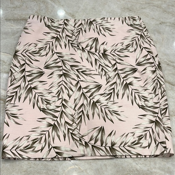NEW Ann Taylor Factory | Pale Pink Tropical Pencil Skirt | Petite Size 6 (6P) - Picture 1 of 10